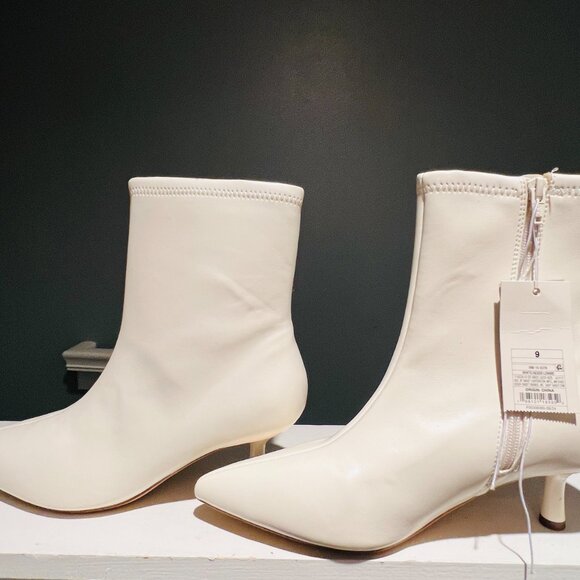 NW|White Mid-Heel Sock Boots|Size 9|Faux Leather|Pointed Toe Ankle Booties - Picture 6 of 6